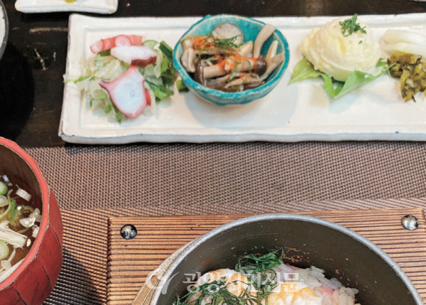 자릿세(오토시)를 내면 제공되는 소량의 밑반찬들