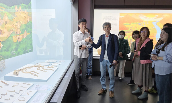 목포대박물관이 개 유골을 발굴하고 ‘돈탁이’라 이름 지어 준 것에 감사드리고, 김세종 학예사에게 앞으로도 잘 지켜달라는 부탁을 하고 있다.