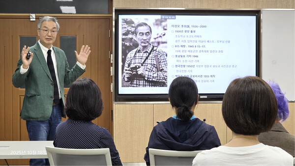동신대 이경모카메라박물관 허용무 관장이 이경모 사진작가에 대한 특강을 하고 있다.