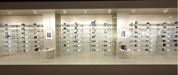 동신대 이경모카메라박물관 전시실 전경, 이경모 사진작가가 수집한 약 350여 대의 카메라가 시대별로 전시되어 있다.