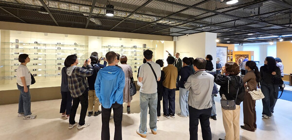 동신대 이경모카메라박물관 허용무 관장이 회원들을 대상으로 전시실을 안내하고 있다.
