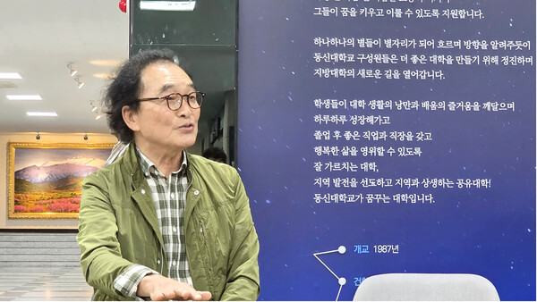 이경모 사진작가의 장남인 이승준 선생님이 멀리 안동에서 나주까지 4시간 이상을 달려와 우리 회원들에게 인사말을 하고 있다.