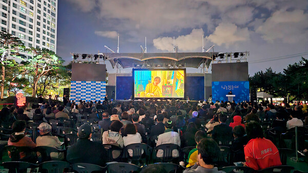 개막작 '철들 무렵' 상영