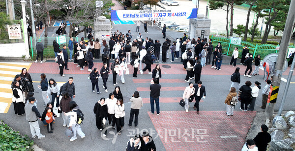 지난 13일 수능을 마친 수험생들이 중마고 시험장을 나서며 가족들과 격려를 받고 있다.