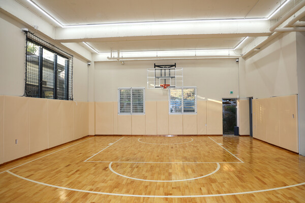 훈련에 집중하기 좋은, 밝고 쾌적한 분위기의 ‘원핸드 농구아카데미’ 내부