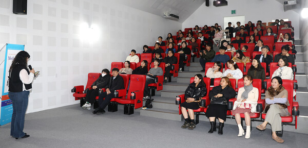 고정혜 남도영화제 프로그래머가 후속 상영회 프로그램을 설명하고 있다.