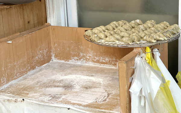 만두의 깊은 맛을 빚어내는 전용 조리 공간