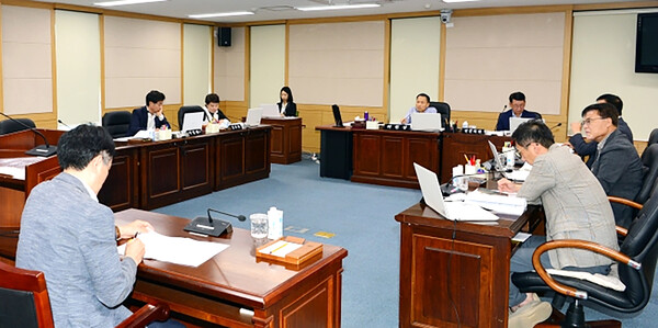 광양시의회 총무위원회 회의 모습