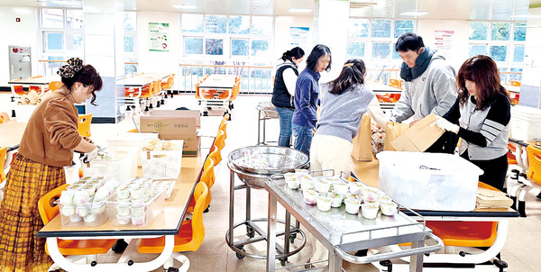 급식이 이뤄지지 않아 간편식을 준비하고 있는 교사들